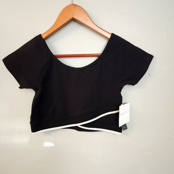 BEYOND YOGA Black Reversible Cross For Words Short Sleeved Top - Picture 1 of 12